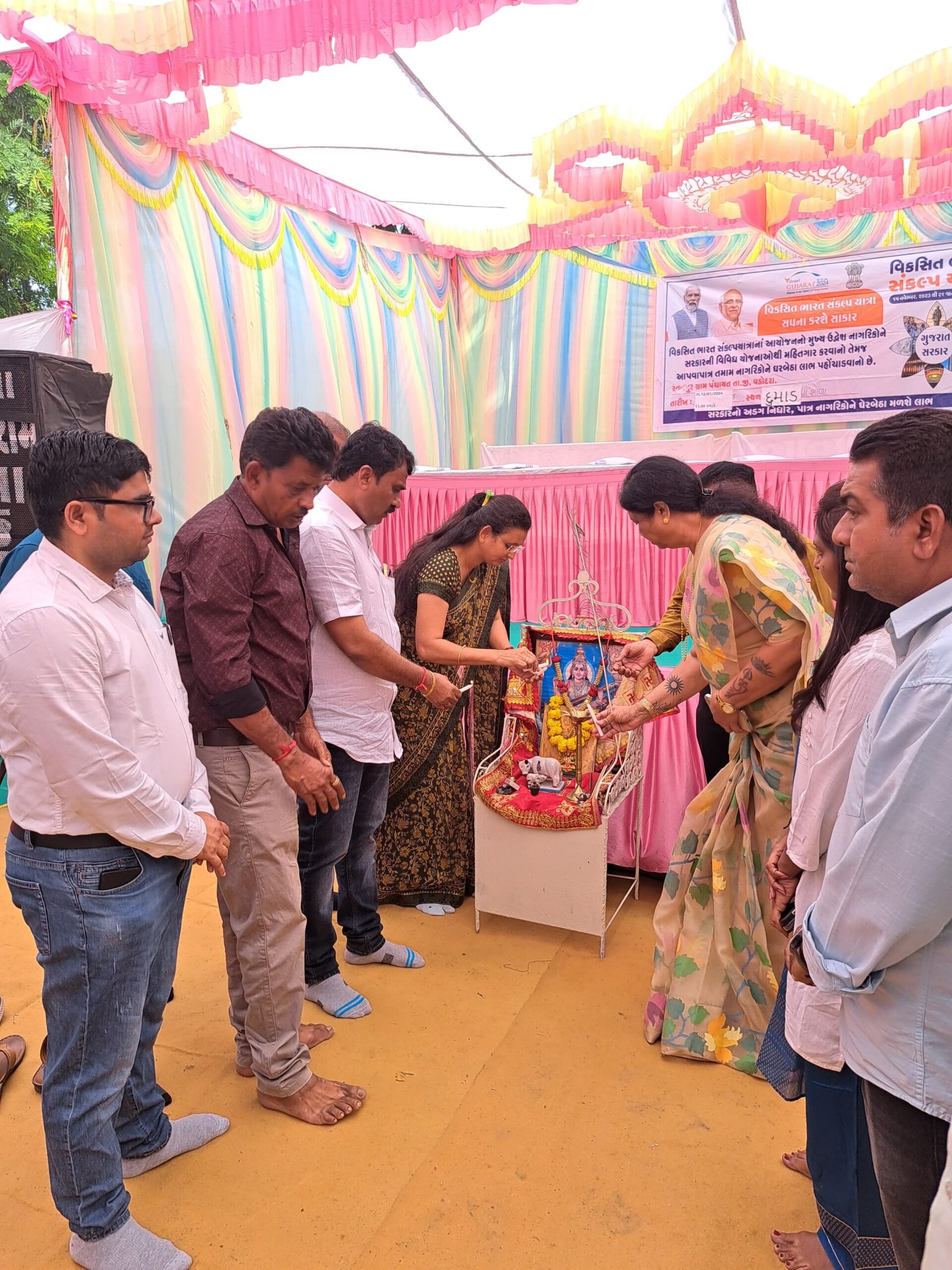 દુમાડ ગામે સાંસદ સભ્ય શ્રી રંજનબેન ભટ્ટ તેમજ કલેક્ટર શ્રી ગોર સાહેબના અધ્યક્ષ સ્થાને "વિકસિત ભારત સંકલ્પ યાત્રા" કાર્યક્રમ યોજાયો જેમાં 17 વિભાગના લાભાર્થીઓને લાભ અપાયો તેમજ ગ્રામ પંચાયતની વિવિધ પ્રકારની યોજનાનો લાભ મળેલ લાભાર્થીઓને પ્રમાણપત્ર આપવામાં આવ્યા આ સાથે સફળ મહિલાઓનું પ્રમાણપત્ર આપી સન્માન કરાયું રમતવીરોનું પણ સન્માન કરવામાં આવ્યું — ફોટો 1
