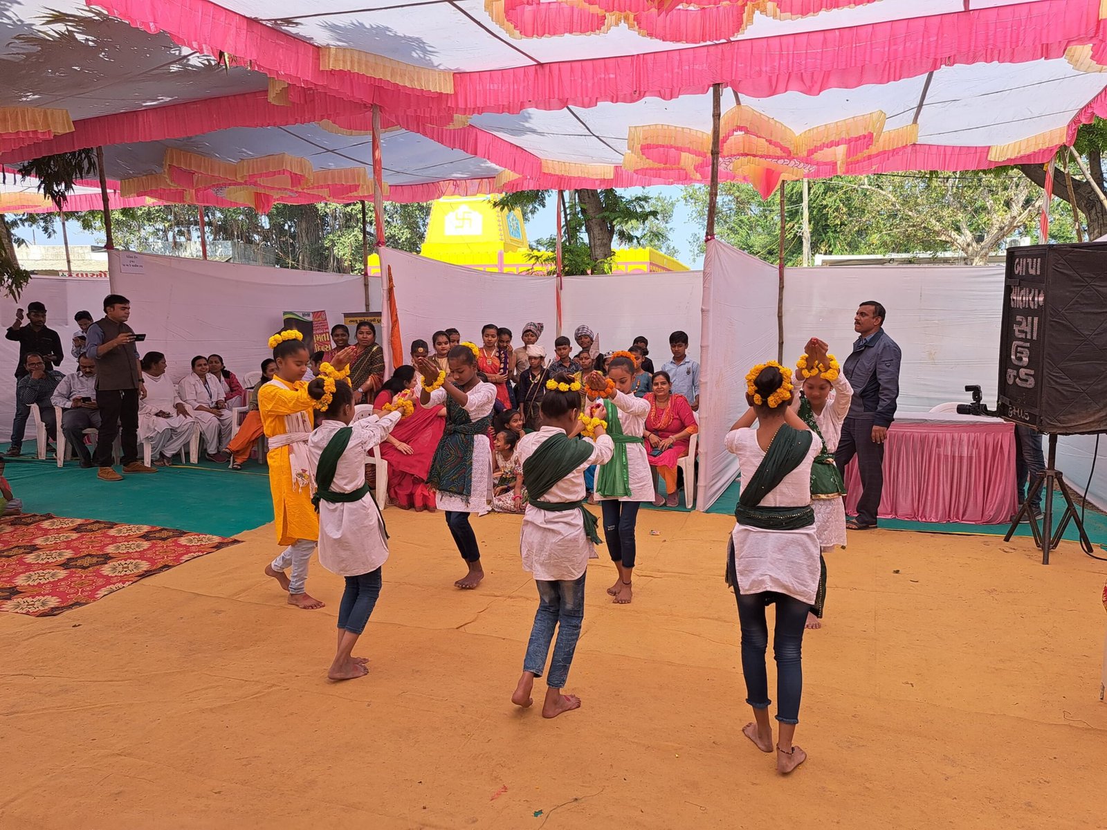 દુમાડ ગામે સાંસદ સભ્ય શ્રી રંજનબેન ભટ્ટ તેમજ કલેક્ટર શ્રી ગોર સાહેબના અધ્યક્ષ સ્થાને "વિકસિત ભારત સંકલ્પ યાત્રા" કાર્યક્રમ યોજાયો જેમાં 17 વિભાગના લાભાર્થીઓને લાભ અપાયો તેમજ ગ્રામ પંચાયતની વિવિધ પ્રકારની યોજનાનો લાભ મળેલ લાભાર્થીઓને પ્રમાણપત્ર આપવામાં આવ્યા આ સાથે સફળ મહિલાઓનું પ્રમાણપત્ર આપી સન્માન કરાયું રમતવીરોનું પણ સન્માન કરવામાં આવ્યું — ફોટો 5