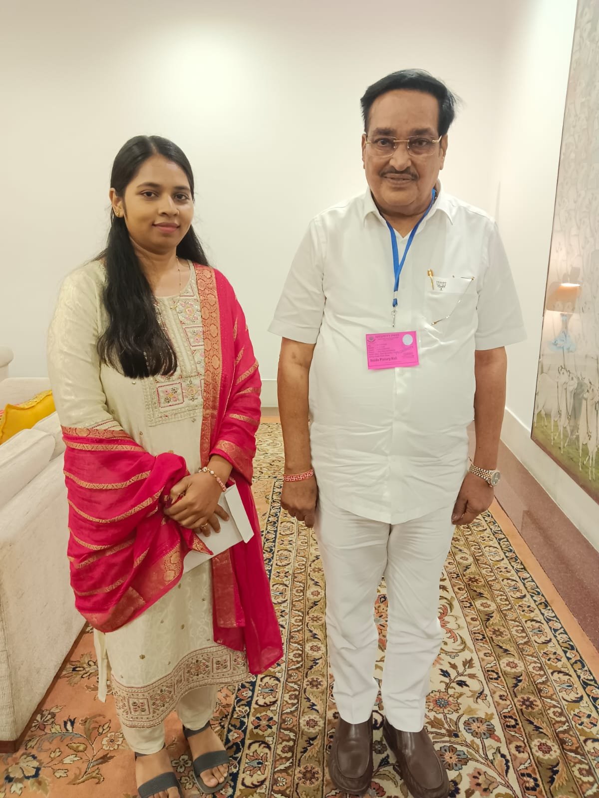 આજ રોજ 2જી ઓક્ટોબર 2024 'ગાંધી જયંતિ' નિમિતે વિજ્ઞાન ભવન દિલ્હી ખાતે માનનીય પ્રધાનમંત્રીશ્રી નરેન્દ્ર મોદીજી ના અધ્યક્ષ સ્થાને 'સ્વચ્છતા હી સેવા' અભિયાન અંતર્ગત 'સ્વચ્છ ભારત દિવસ 2024'કાર્યક્રમ નુ આયોજન કરવા માં આવ્યુ. જેમા આખા ગુજરાત માંથી એક મહિલા સરપંચશ્રી તરીકે દુમાડ ગામ વડોદરા ના સરપંચશ્રી કલ્પનાબેન કાંતિભાઈ ચૌહાણ ની પસંદગી થઈ અને આ કાર્યક્રમ માં ઉપસ્થિત રહેવાનો અવસર પ્રાપ્ત થયો. — ફોટો 4