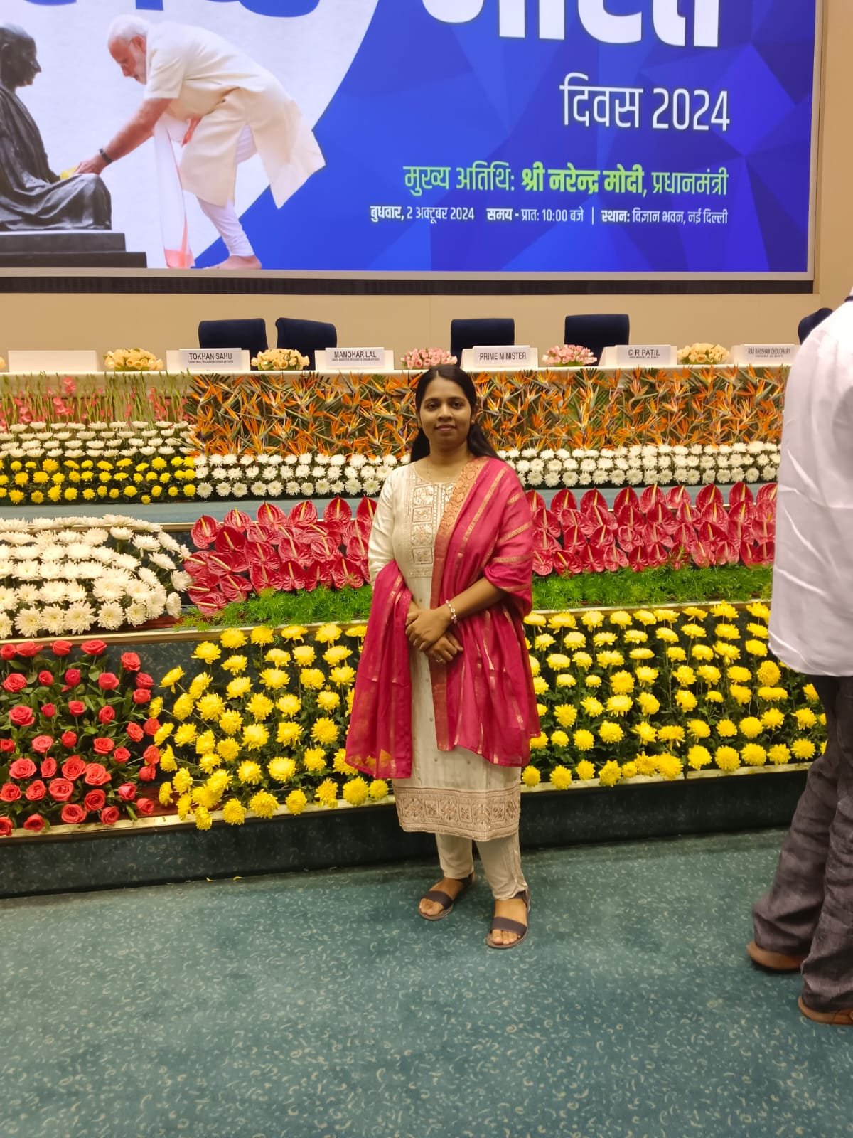 આજ રોજ 2જી ઓક્ટોબર 2024 'ગાંધી જયંતિ' નિમિતે વિજ્ઞાન ભવન દિલ્હી ખાતે માનનીય પ્રધાનમંત્રીશ્રી નરેન્દ્ર મોદીજી ના અધ્યક્ષ સ્થાને 'સ્વચ્છતા હી સેવા' અભિયાન અંતર્ગત 'સ્વચ્છ ભારત દિવસ 2024'કાર્યક્રમ નુ આયોજન કરવા માં આવ્યુ. જેમા આખા ગુજરાત માંથી એક મહિલા સરપંચશ્રી તરીકે દુમાડ ગામ વડોદરા ના સરપંચશ્રી કલ્પનાબેન કાંતિભાઈ ચૌહાણ ની પસંદગી થઈ અને આ કાર્યક્રમ માં ઉપસ્થિત રહેવાનો અવસર પ્રાપ્ત થયો. — ફોટો 5