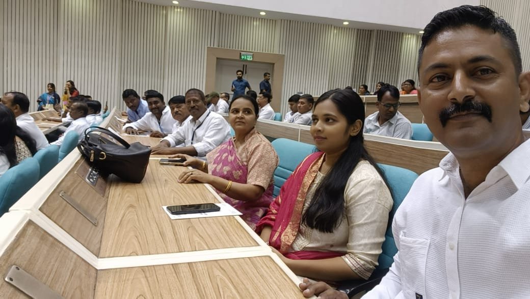 આજ રોજ 2જી ઓક્ટોબર 2024 'ગાંધી જયંતિ' નિમિતે વિજ્ઞાન ભવન દિલ્હી ખાતે માનનીય પ્રધાનમંત્રીશ્રી નરેન્દ્ર મોદીજી ના અધ્યક્ષ સ્થાને 'સ્વચ્છતા હી સેવા' અભિયાન અંતર્ગત 'સ્વચ્છ ભારત દિવસ 2024'કાર્યક્રમ નુ આયોજન કરવા માં આવ્યુ. જેમા આખા ગુજરાત માંથી એક મહિલા સરપંચશ્રી તરીકે દુમાડ ગામ વડોદરા ના સરપંચશ્રી કલ્પનાબેન કાંતિભાઈ ચૌહાણ ની પસંદગી થઈ અને આ કાર્યક્રમ માં ઉપસ્થિત રહેવાનો અવસર પ્રાપ્ત થયો. — ફોટો 1